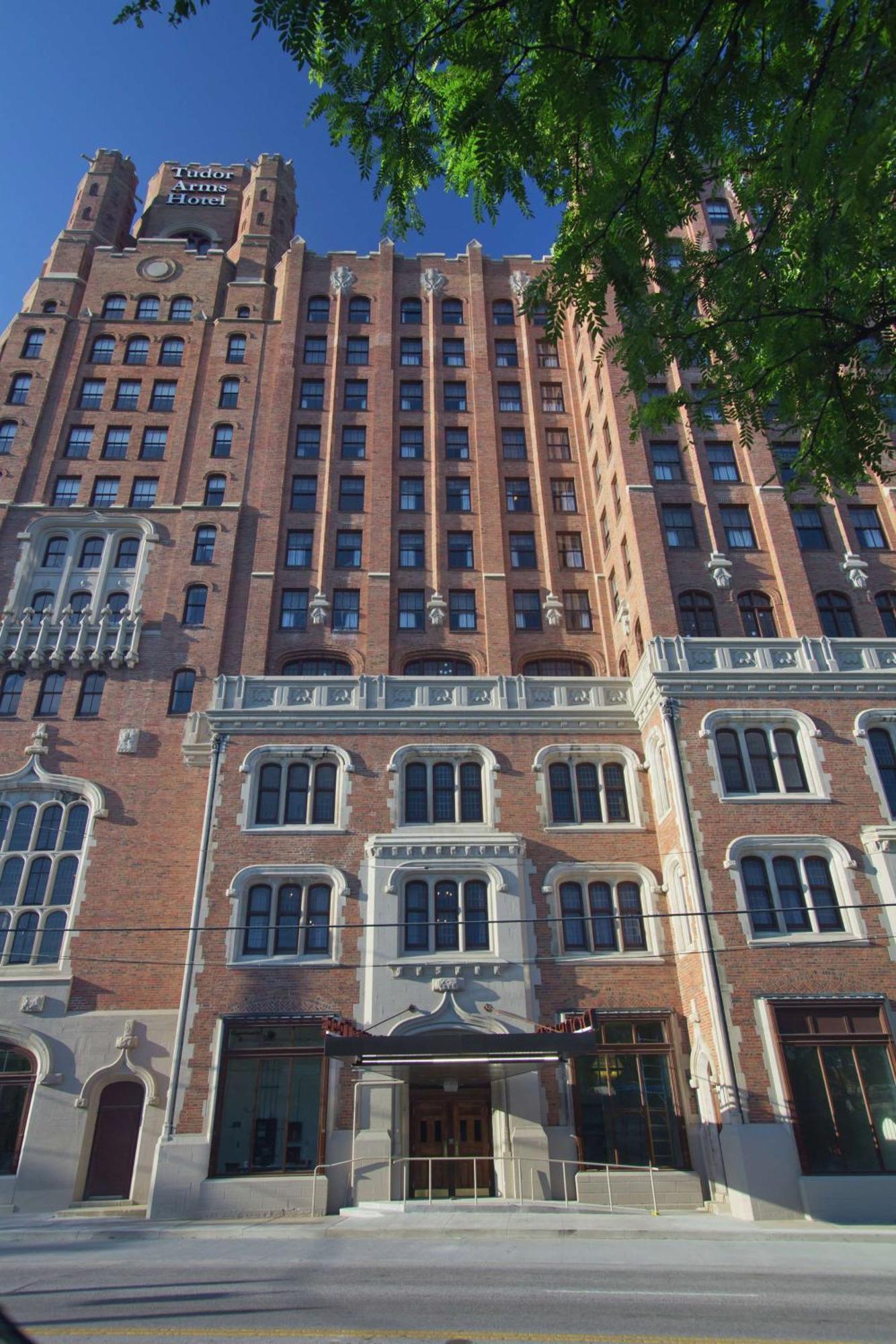 The Tudor Arms Hotel Cleveland - A Doubletree By Hilton Exterior photo